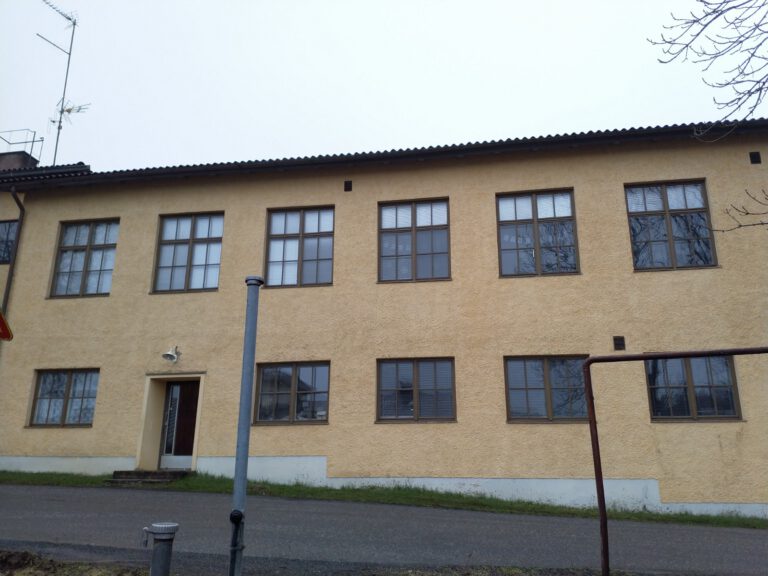 Koulun auringonsuojakalvotus Uudessakaupungissa