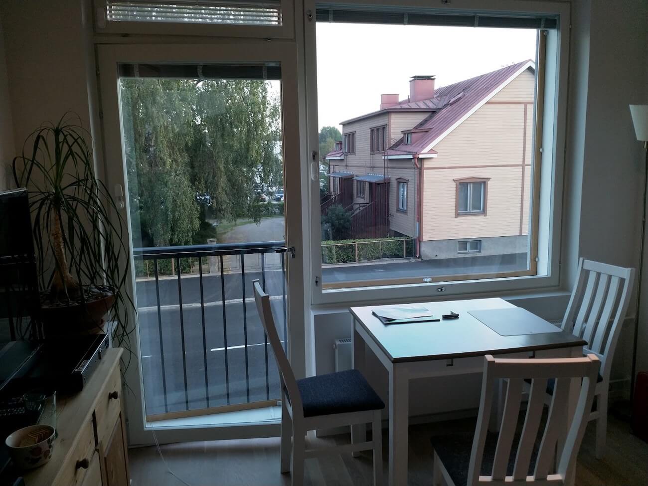 Auringonsuojakalvo ikkunaan