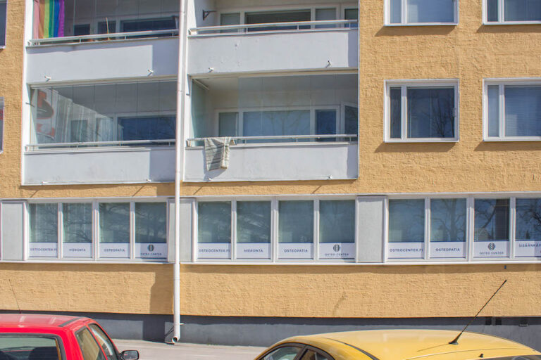 Kerrostalo auringonsuojakalvo