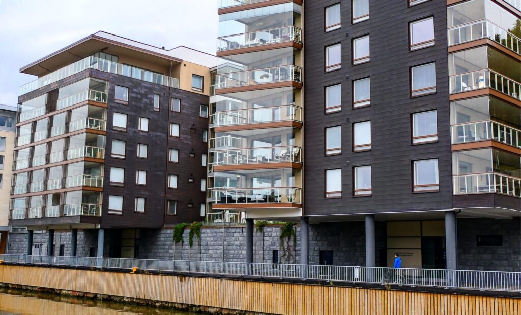 Auringonsuojakalvot taloyhtiöön